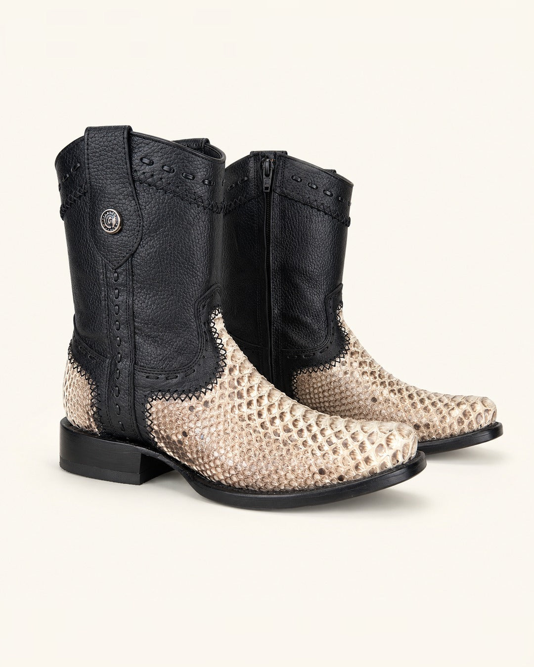 La Cascabel in Natural Black Python